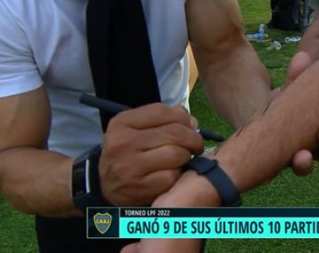 Ganó Boca y Hugo Ibarra le firmó un autógrafo a un policía