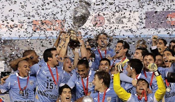 El volante festeja el título de la Copa América 2011 con sus compañeros