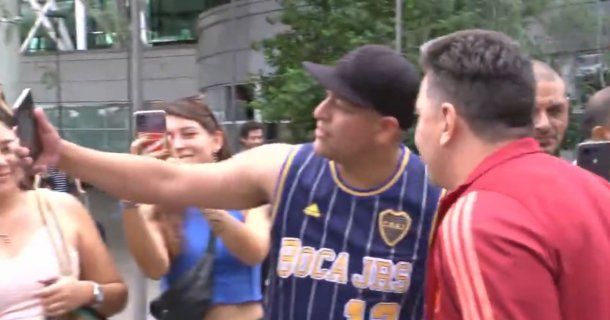 Un hincha de Boca sorprendió en la llegada de River y se sacó una foto con Marcelo Gallardo