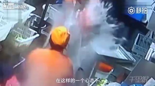 Le tiró agua hirviendo en el rostro por una discusión