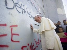 El Papa rezó y tocó el muro que aísla a Palestina para compartir el sufrimiento