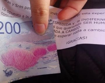 Un abuelo repartió billetes de $200 en el Sarmiento junto a un tierno mensaje