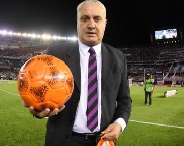 El Beto Alonso con la mìtica pelota naranja