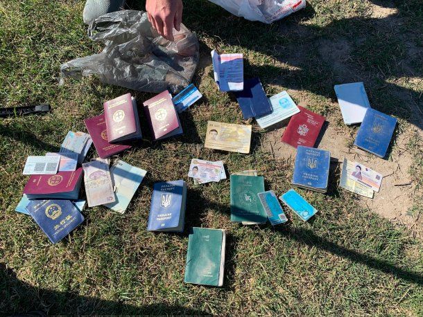 Sorpresa en la frontera de Estados Unidos: hallaron una tarjeta SUBE junto a varios pasaportes descartados