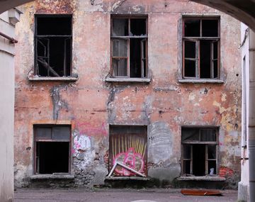 Una de las casas embrujadas empleadas para encerrar a los que incumplen la cuarentena. Foto: Twitter.