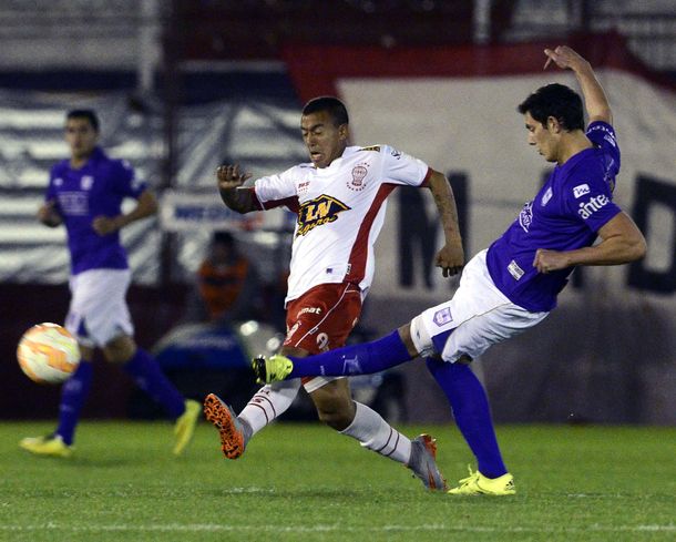 Por la ida de cuartos de final, Huracán venció como local a Defensor Sporting