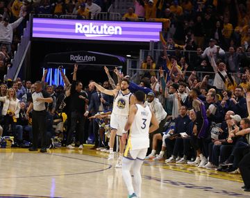 Golden State aplastó a los Lakers e igualó la serie