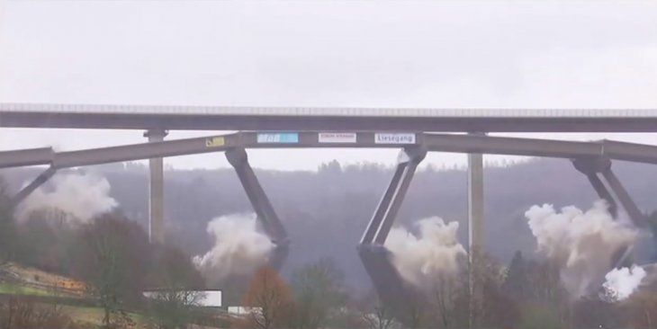 Alemania: así fue la demolición controlada de un puente