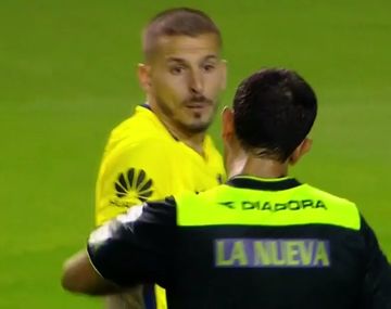 Darío Benedetto antes de ser amonestado