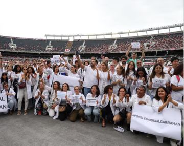 Los médicos del Garrahan dieron una vuelta olímpica en el Monumental