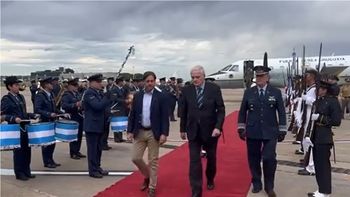 El presidente Luis Lacalle Pou llegó a Argentina junto al canciller Omar Paganini para asistir a la asunción de Javier Milei. El presidente Luis Lacalle Pou llegó a Argentina junto al canciller Omar Paganini para asistir a la asunción de Javier Milei.