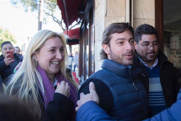 Aldana Ahumada y Federico Salvai durante el timbreo en Merlo.