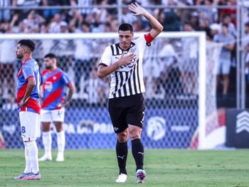 Técnico que tiene Boca en la mira perdió por goleada