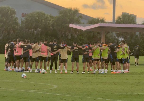 La Selección Argentina homenajeó a Miguel Ángel Russo con un emotivo minuto de silencio