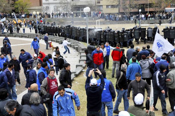 Estatales cordobeses marchan contra el ajuste de De la Sota