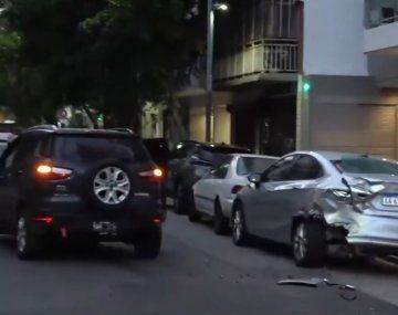Fuerte choque en Caballito: una camioneta embistió a varios autos estacionados