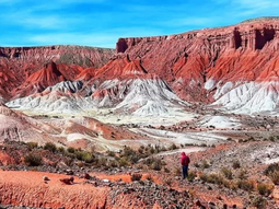 El pueblo que esconde un valle rojo similar al planeta Marte