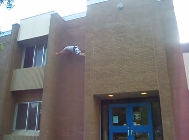 VIDEO: Trepa una pared de 10 metros, no logra sostenerse y cae