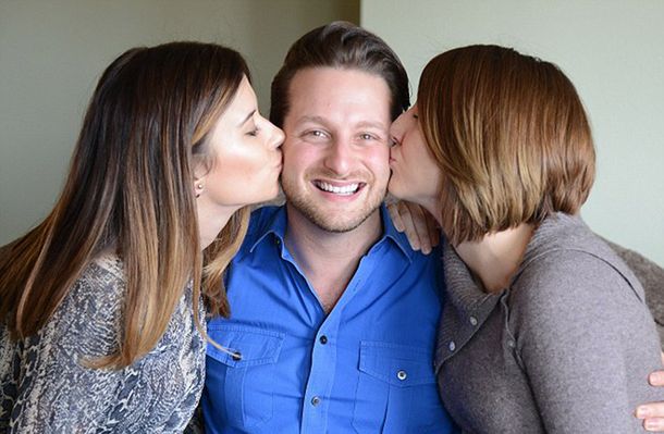 La increíble historia de un hombre que vive con sus dos novias