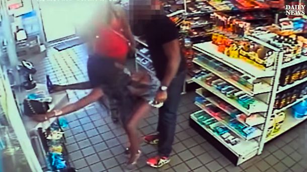 VIDEO: Dos mujeres acosan a un hombre en un supermercado