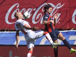 Barrales y Angeleri luchan por el balón