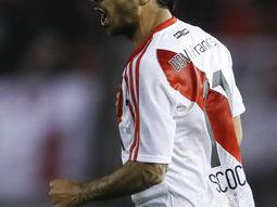 de villano a heroe: ahora los hinchas de river se rinden a los pies de scocco de villano a heroe: ahora los hinchas de river se rinden a los pies de scocco