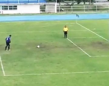 VIDEO: El penal más increíble de la historia que hace reír a todo el mundo