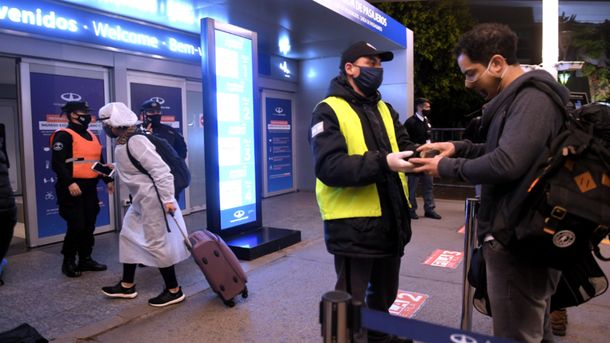 Comenzaron los testeos en el aeropuerto de Ezeiza: ¿Qué tienen que hacer quienes viajan?