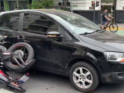 Fuerte choque en avenida Córdoba: un motociclista quedó herido
