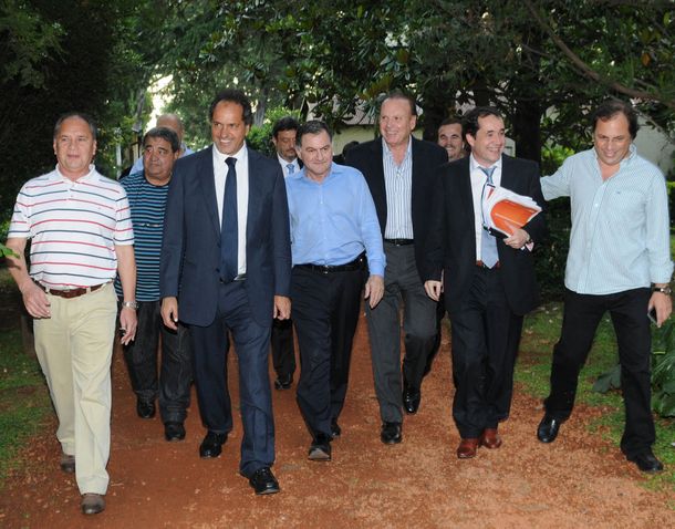 Scioli recibió a intendentes del Conurbano por el conflicto con la basura