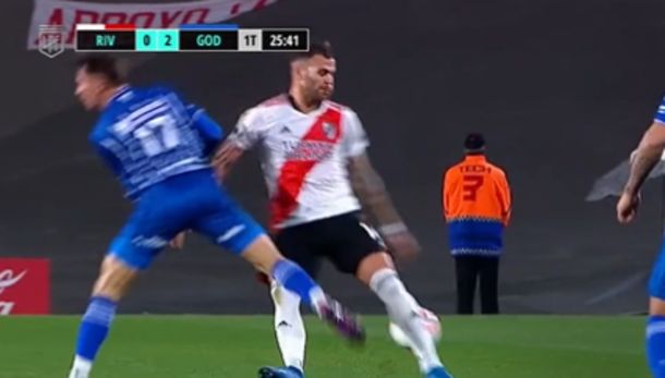 ¿Y el VAR? González Pírez metió un terrible planchazo y solo fue amonestado