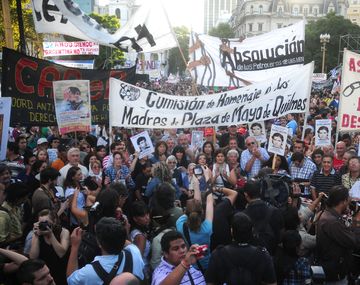 Masiva marcha en Plaza de Mayo en repudio al golpe del 76