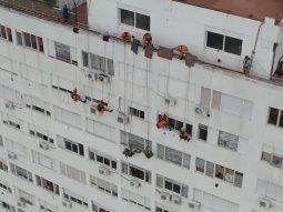 Así rescataron a los hermanos que amenazaban con tirarse de un piso 20 en Caballito