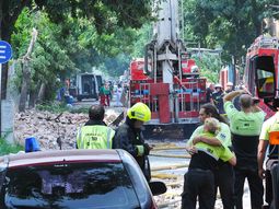 Una empresa de telefonía le reclama el teléfono a un bombero fallecido
