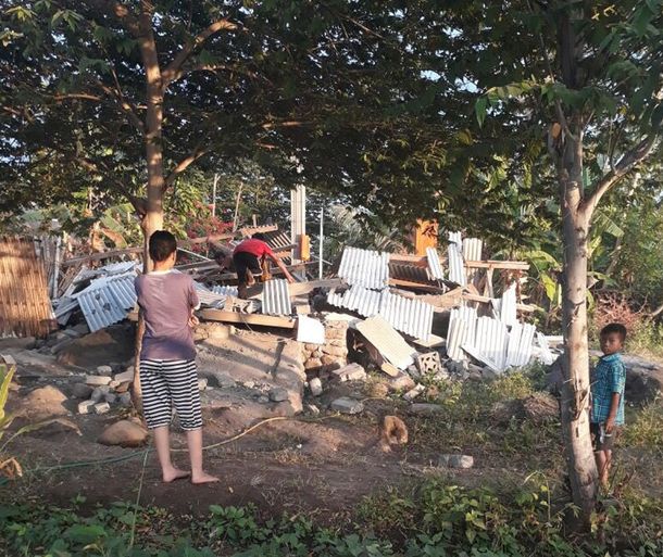 Un fuerte terremoto dejó al menos 13 muertos y cientos de heridos en Indonesia