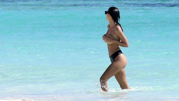 Emily Ratajkowski sube la temperatura con fotos de vacaciones en la playa