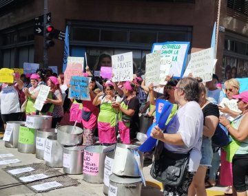 Barrios de Pie protesta frente al Hotel Libertador sobre la vereda