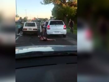 Denuncian que dos luchadores dejaron inconsciente a un joven tras una discusión de tránsito