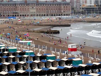 Mar del Plata: denuncian a balnearios por alambrar la playa pública