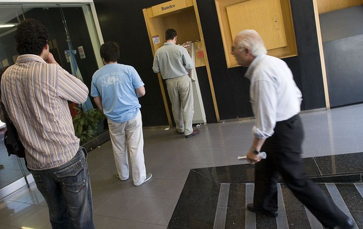 El feriado bancario sorprendió a muchos y decenas de cajeros se quedaron rápido sin dinero