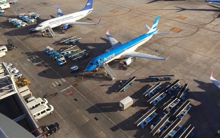 La flota de Aerolíneas Argentinas paralizada en Aeroparque.