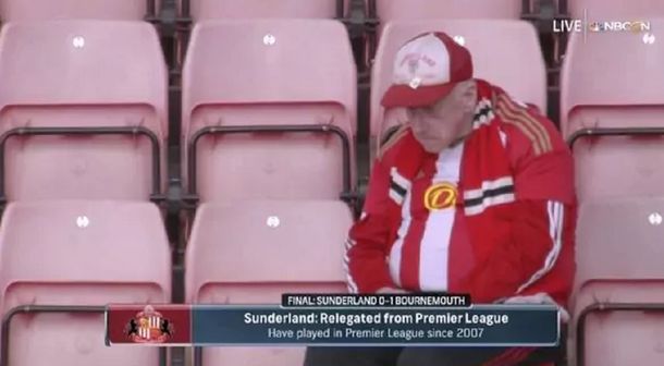 El hombre intenta asimilar el golpe. Su imagen dio la vuelta al mundo