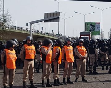 Tensión en el Puente Pueyrredón: manifestantes quieren hacer un acto y la Prefectura se lo impide