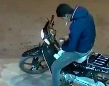 Se abrió una cerveza en medio de la calle y lo embistió un auto