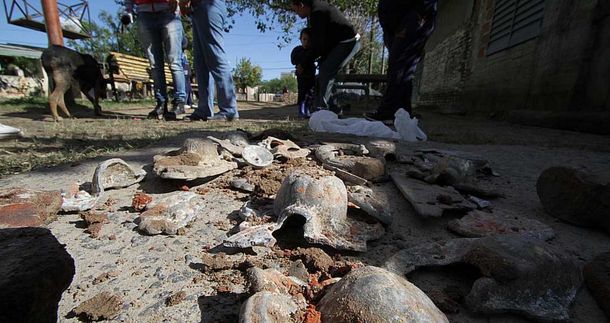 Macabro: encuentran restos de ataúdes y huesos en una calle de Santa Fe