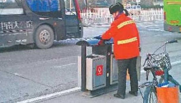 En China, una millonaria trabaja como barrendera para dar el ejemplo