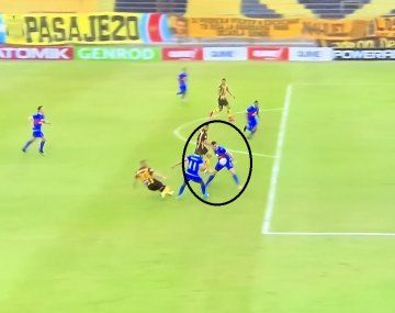 ¡Estaba afuera! Sancionaron uno de los penales más insólitos del año