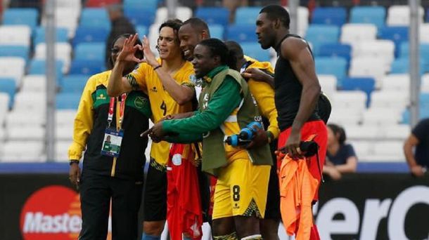 Tras su papelón, Cavani se fotografió con los africanos de Jamaica