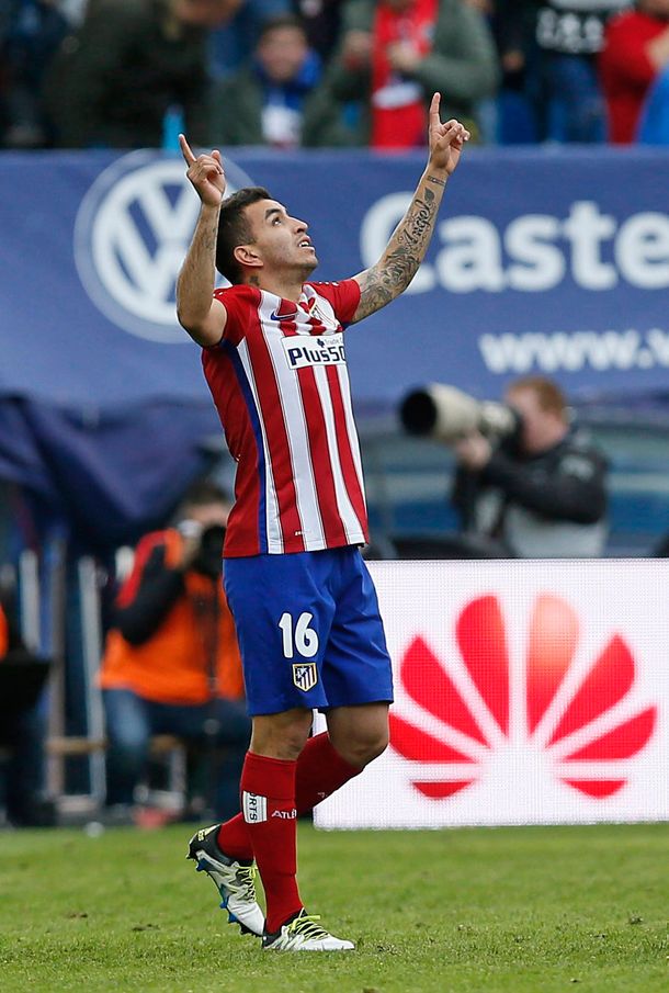 Un golazo de Correa le dio el triunfo al Atlético Madrid para mantener la punta