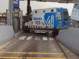 Así se incrustó una ambulancia en un peaje de Ituzaingó